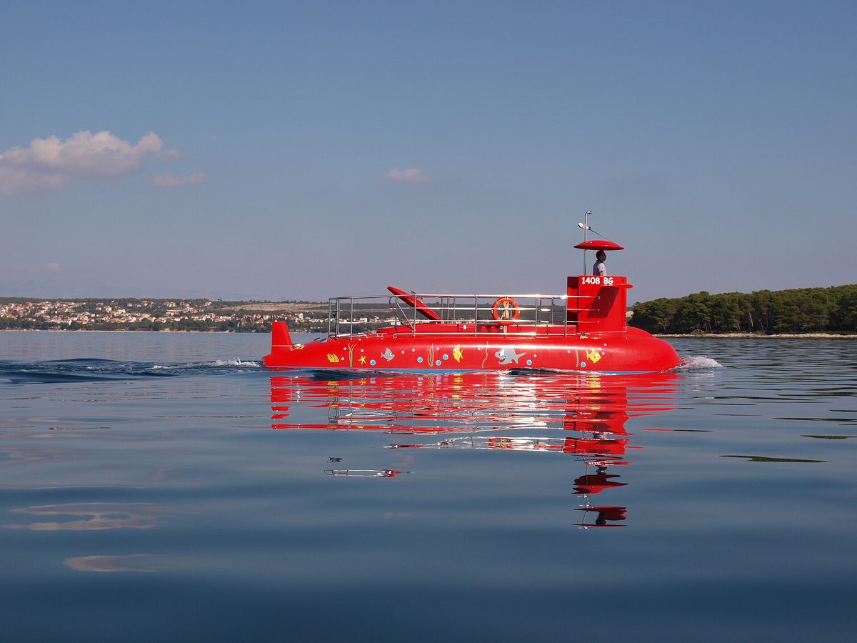 Tourist submarine surfacing before an aruba submarine tour