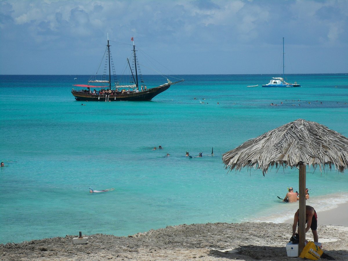 Clear shallow turquoise water off an Aruba beach, ideal for free shore snorkeling