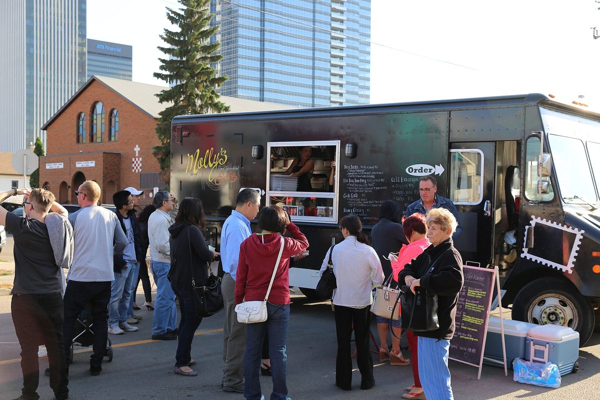 Roadside food truck serving affordable local snacks, a budget option in Aruba