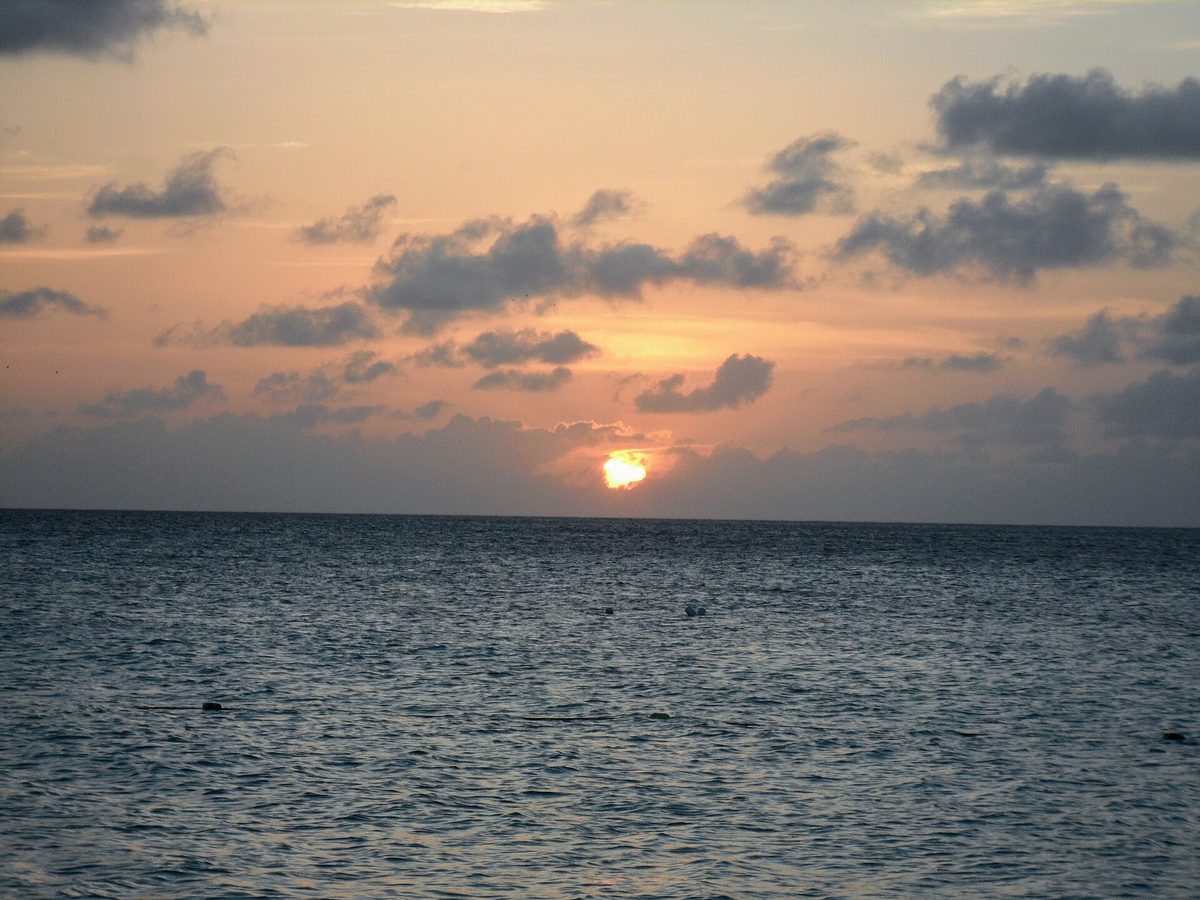 Sunset over Eagle Beach in Aruba, the kind of romantic evening that sets the aruba honeymoon cost