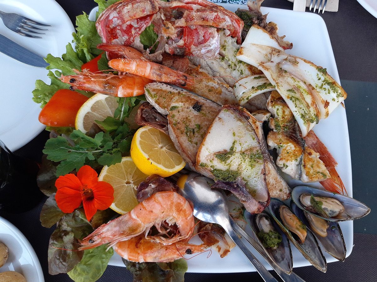 Fresh grilled seafood platter with lobster, shrimp and mussels at a Palm Beach Aruba restaurant